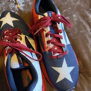 Brooks Texas star tennis shoes